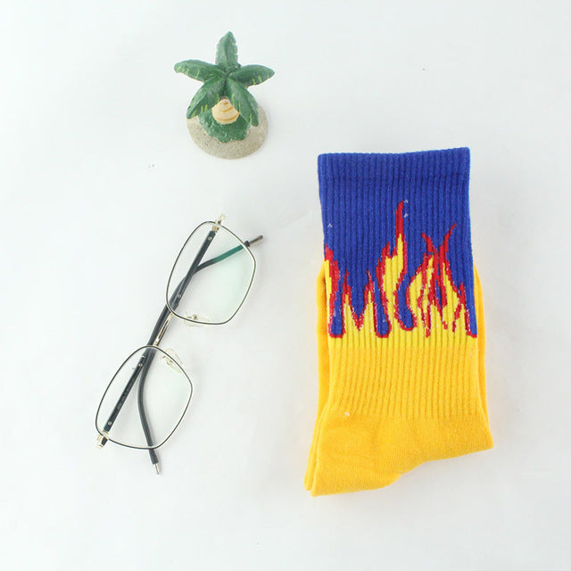 Fashion unisex street style with fire socks fun flame pattern skateboard hip hop man cotton socks happy woman long socks